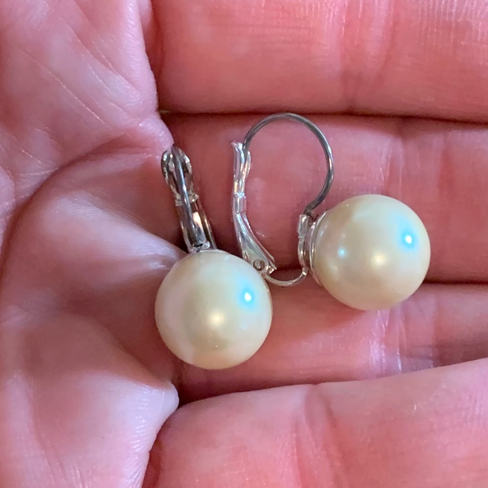 💝💖3 for $30💝💖 Beautiful Pearl Earrings